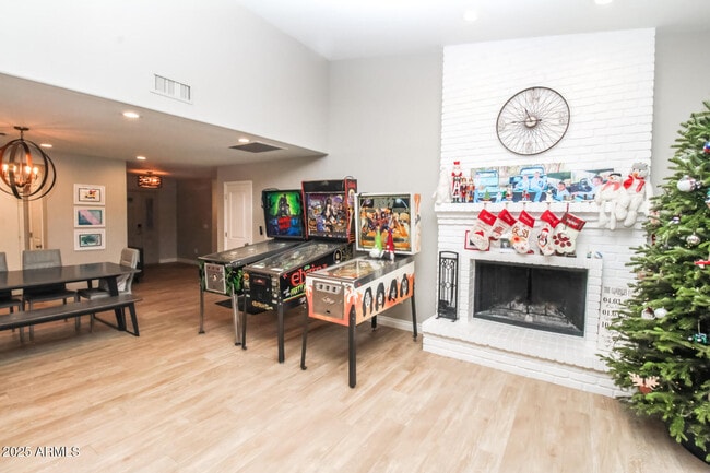 Building Photo - 907 E San Remo Ave