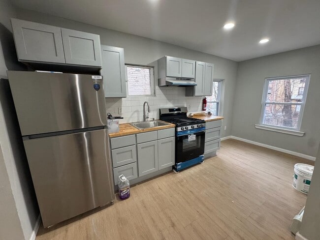 Building Photo - 163 Lander St