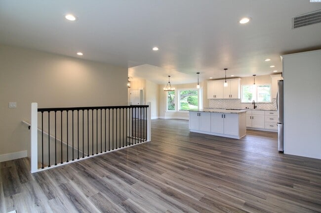Building Photo - 5 Bed/3 Bath House in Kennewick Canyon Lakes