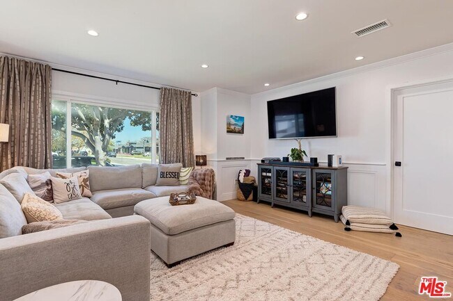 Building Photo - 6700 W 85th Pl