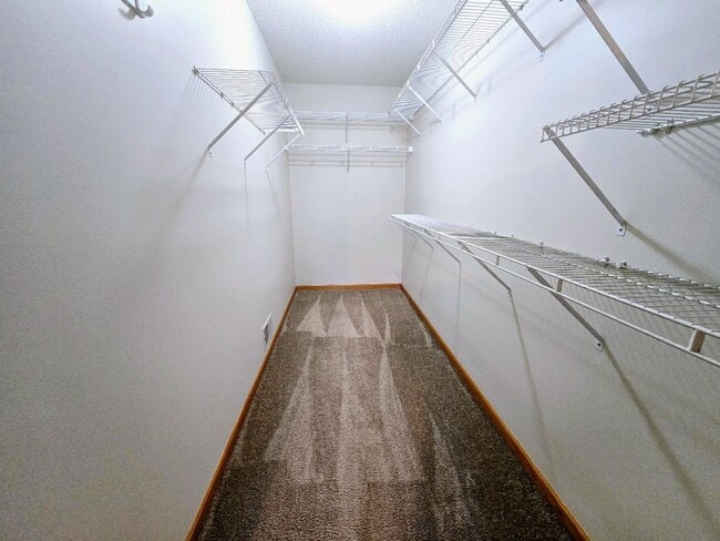 Building Photo - Charming 2-Bedroom, 2-Bathroom Home with Sunroom & Patio in Woodbury, MN