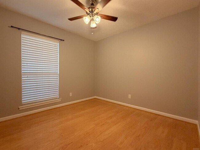 Building Photo - 122 Primrose Dr