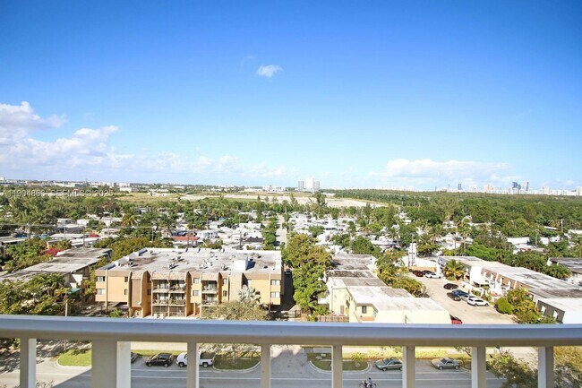 Building Photo - 2350 NE 135th St