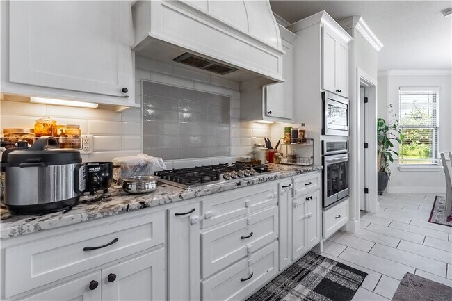 Building Photo - 1100 Huntleigh Dr