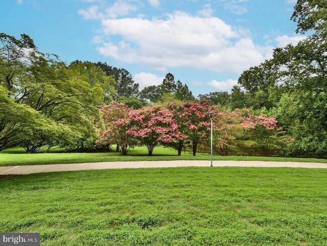 Building Photo - 10201 Grosvenor Pl