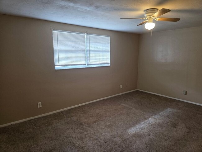 Building Photo - Move-In Ready 2BR/2BA Triplex with Patio & Parking in Prime Location
