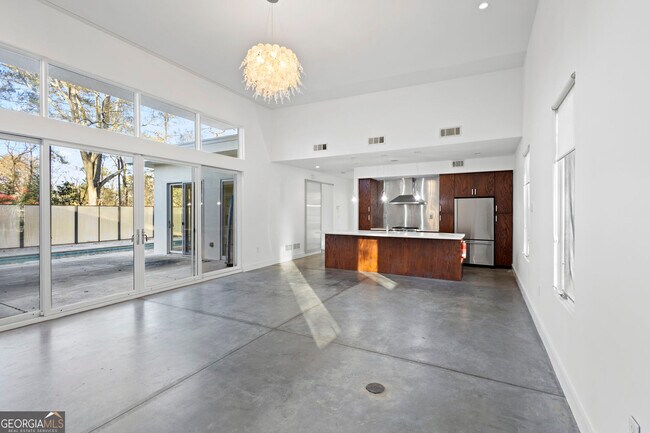 Building Photo - 935 Custer Ave SE