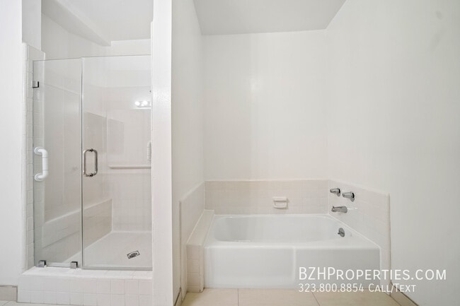 Building Photo - 333 S Elm Dr