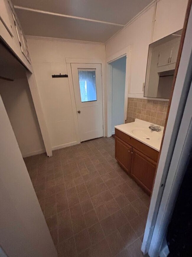 Building Photo - 405 - BEAVER DUPLEX