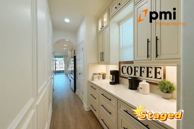 Building Photo - "Spacious Elegance Awaits: 5-Bedroom Home with 3.5 Baths in Winter Garden"