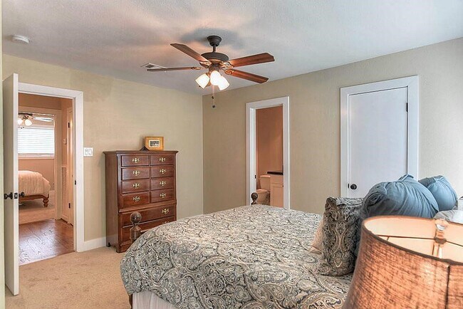 Building Photo - 8886 Kempwood Dr