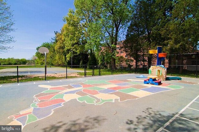 Building Photo - 4800 Chevy Chase Dr