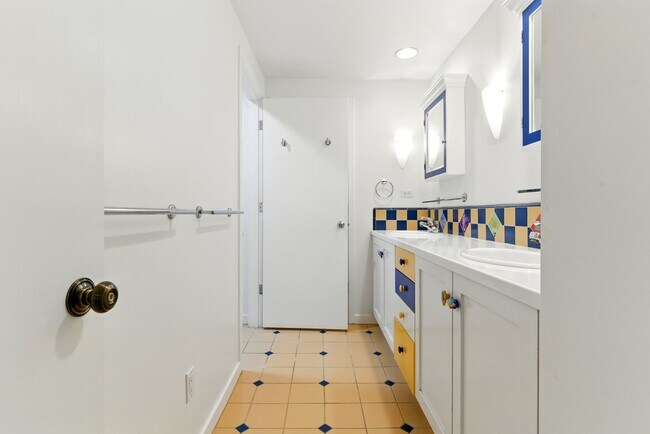 Building Photo - Gorgeous 4 bedroom home in Greenbrae with ...