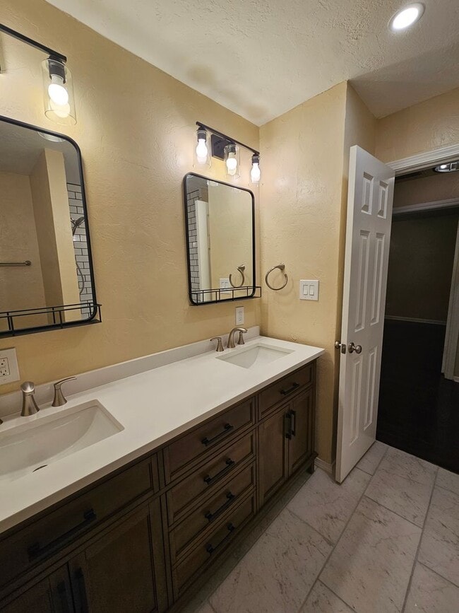 Building Photo - (4) Bed/(2) Bath Close to Campus! Avail Ea...