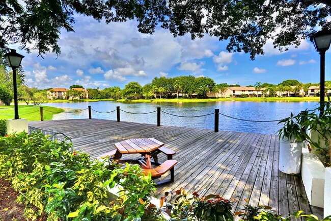 Building Photo - 3853 Carambola Cir N