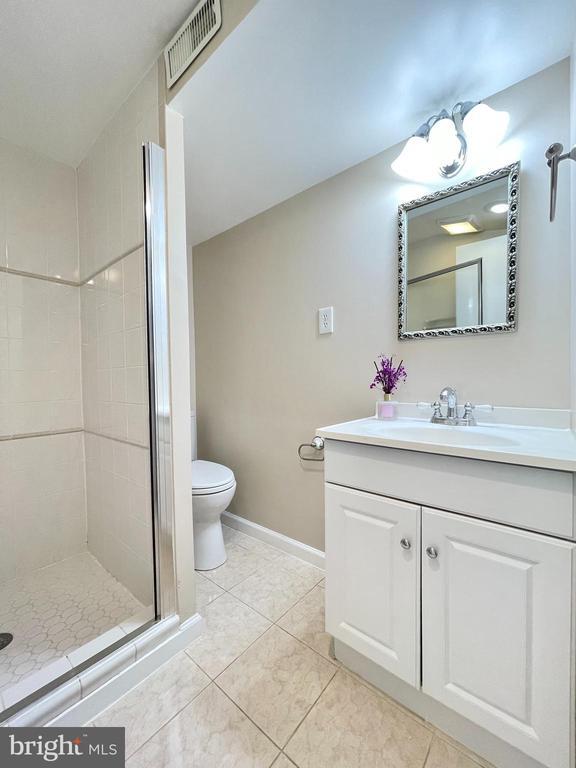 Building Photo - 27 Chantilly Ct