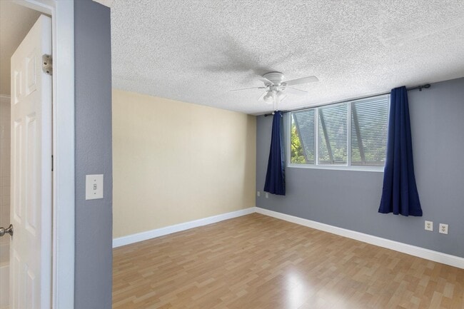 Building Photo - 2 Bedroom 2 bathroom condo available!