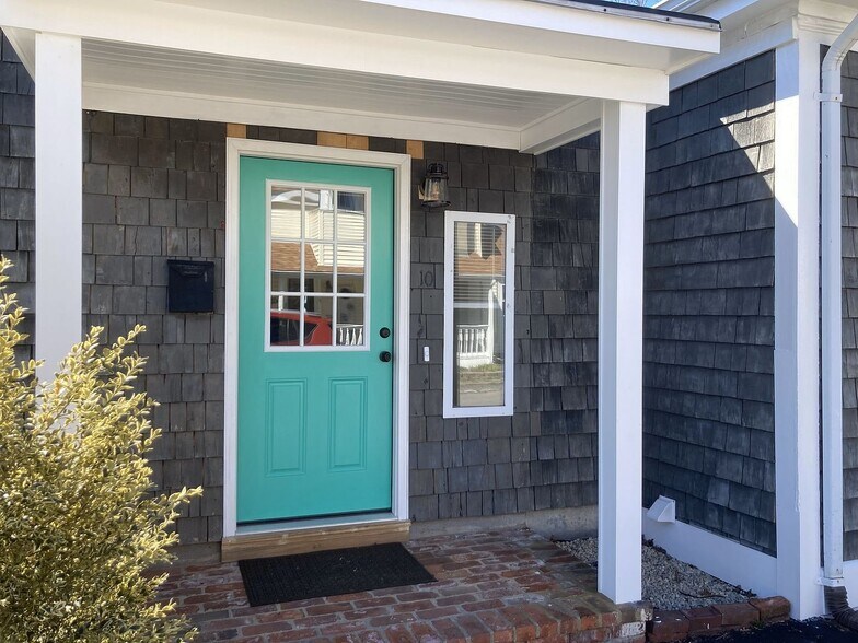 Building Photo - 10 Narragansett Ave