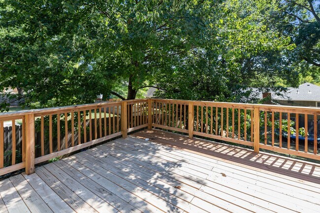 Building Photo - Spacious Overland Park 4 Bedroom Home - Av...