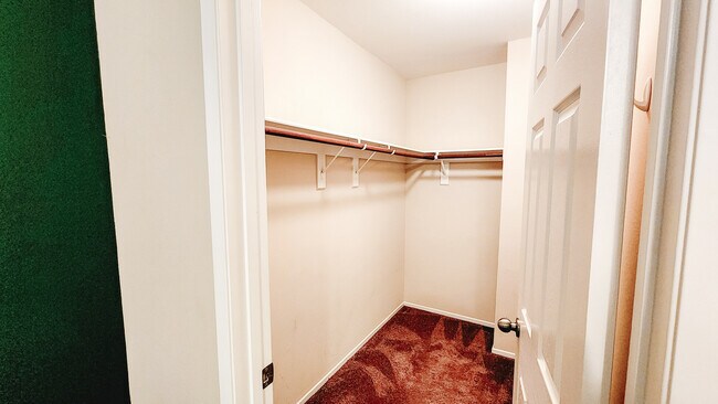 Building Photo - 34213 Parkside Dr