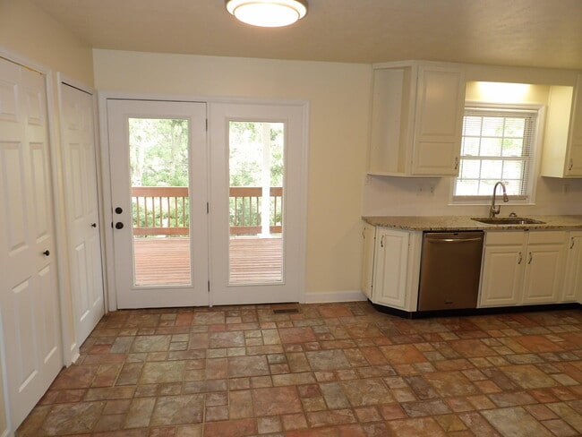 Building Photo - 102 Cedar Dr