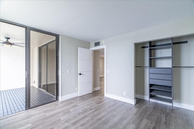 Building Photo - 113 Lake Emerald Dr