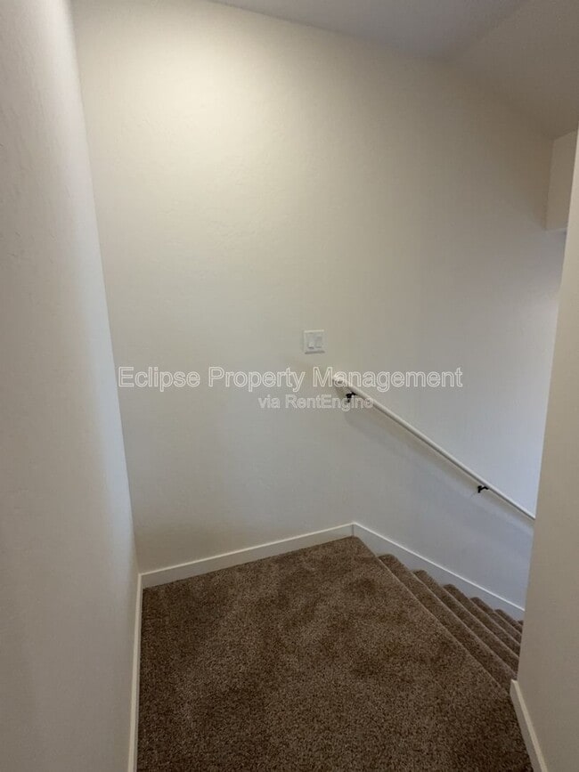 Building Photo - 250 Sasha St