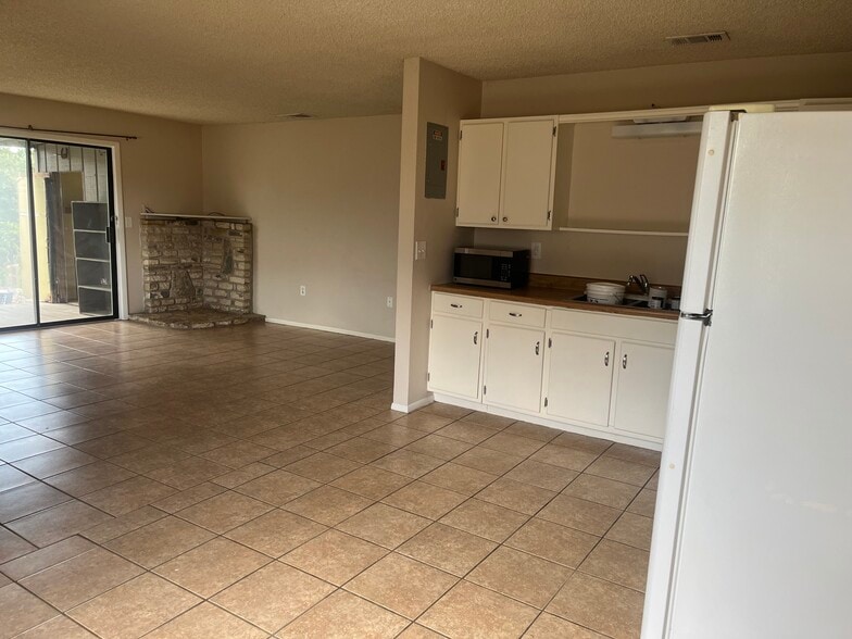 Kitchen view towards Living Room - 321 Eagles Nest Dr