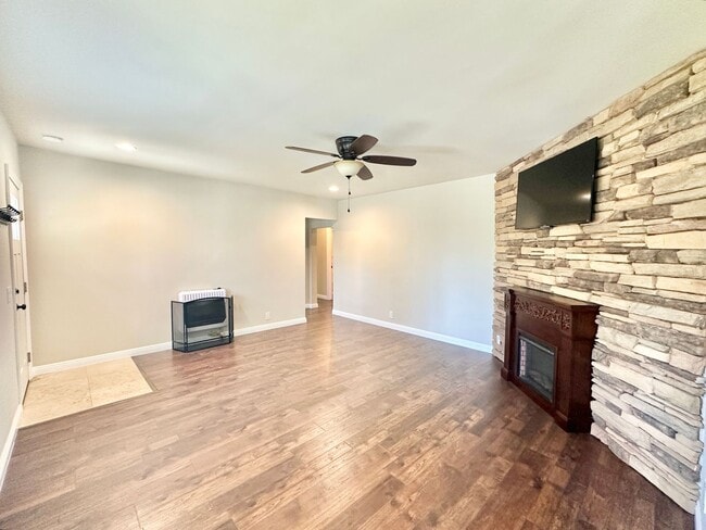 Building Photo - Stunning Top to Bottom, Inside & Out Remodel Job on this Rental Home, Minutes to Fallbrook or Bon...