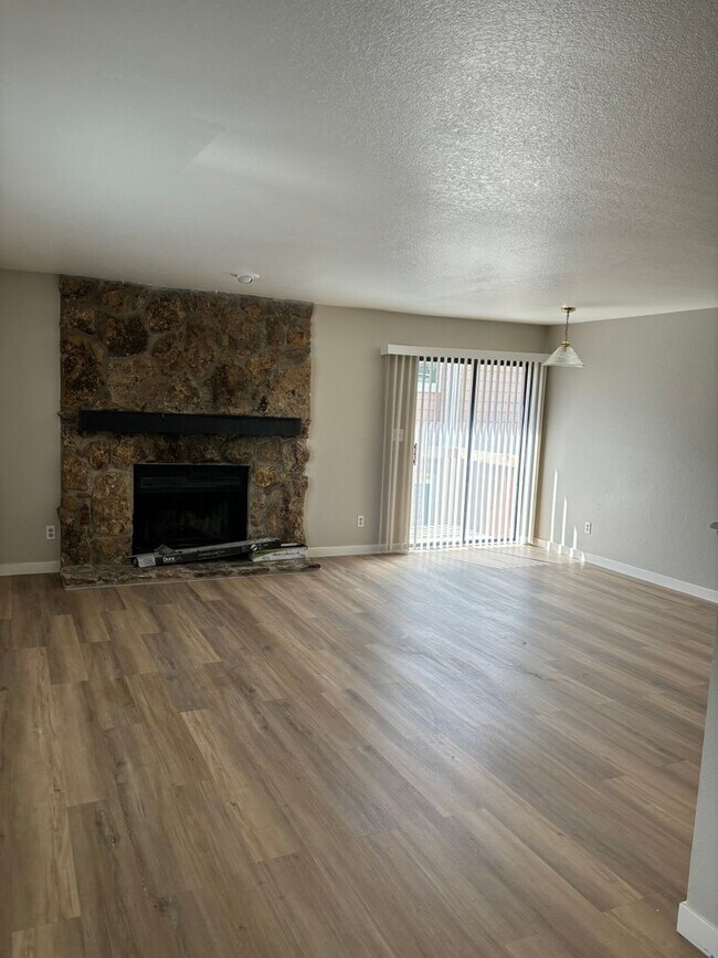 Building Photo - Two bedroom two bath apartment!