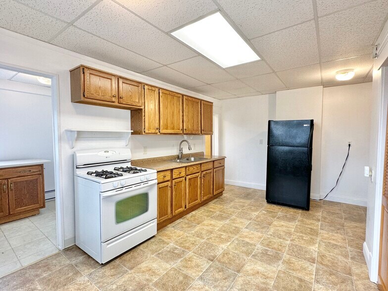 Building Photo - 116 Main St