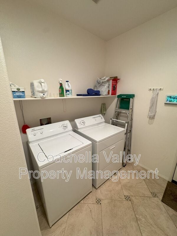 Building Photo - 1290 Esperanza Trail