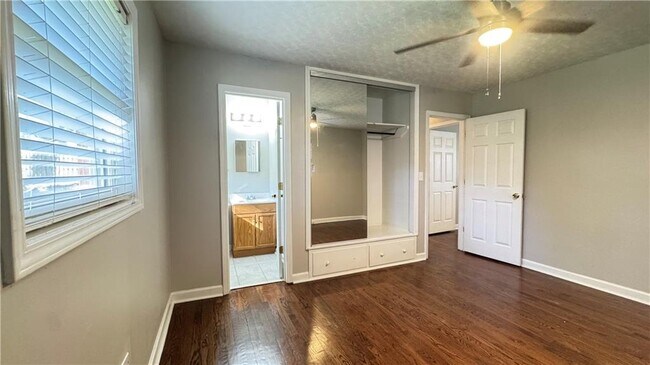 Building Photo - 552 Sybil Ln SE