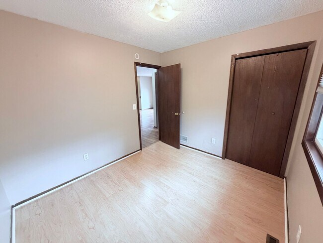 Building Photo - Versatile Oakdale Home Featuring 2 Kitchens, Sun Deck & Mother-in-Law Suite!