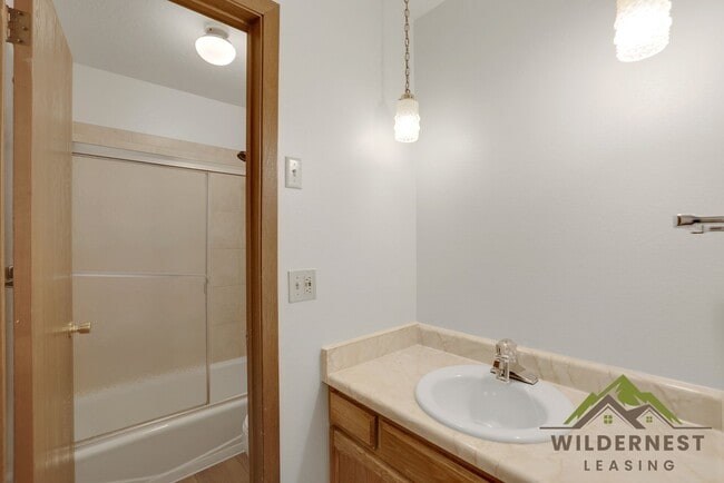Building Photo - DVW Condo-New paint/Flooring- 1 Bedroom/1 ...