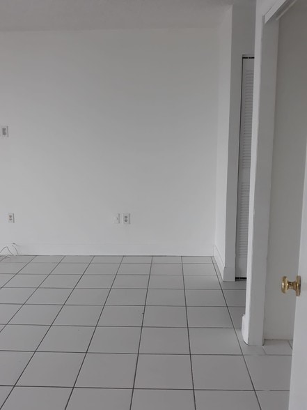 Master bedroom - 16751 NE 9th Ave