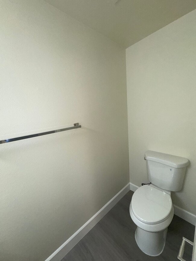 Building Photo - Cute 2 Bedroom