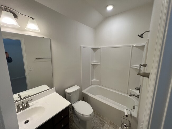 Building Photo - 447 Warren Hill Dr
