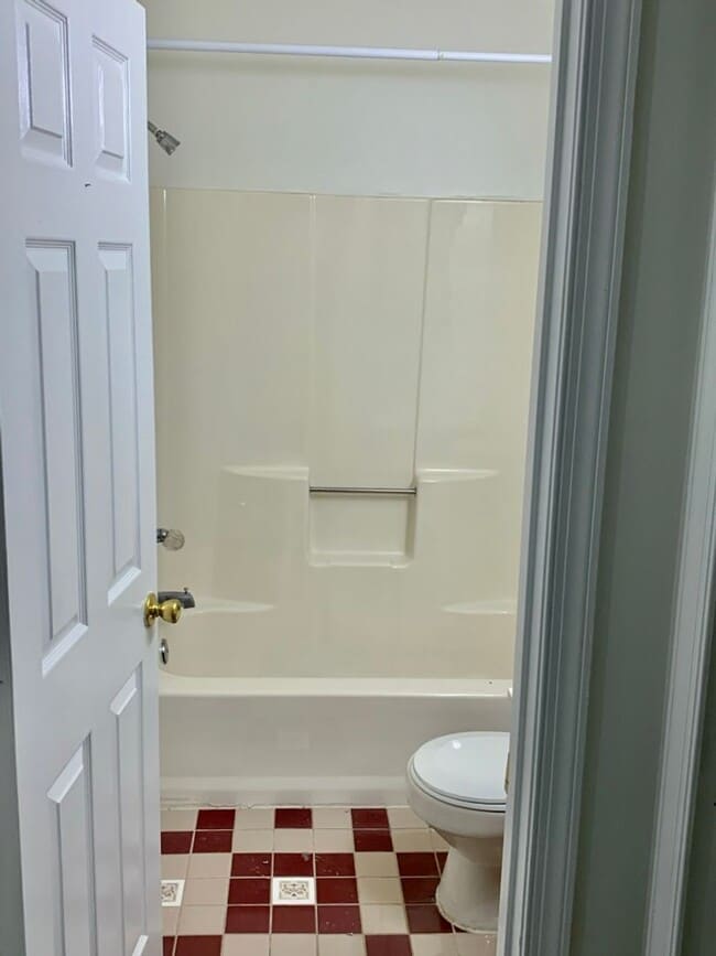 Building Photo - Spacious 3 Level 3 Bedroom Townhouse