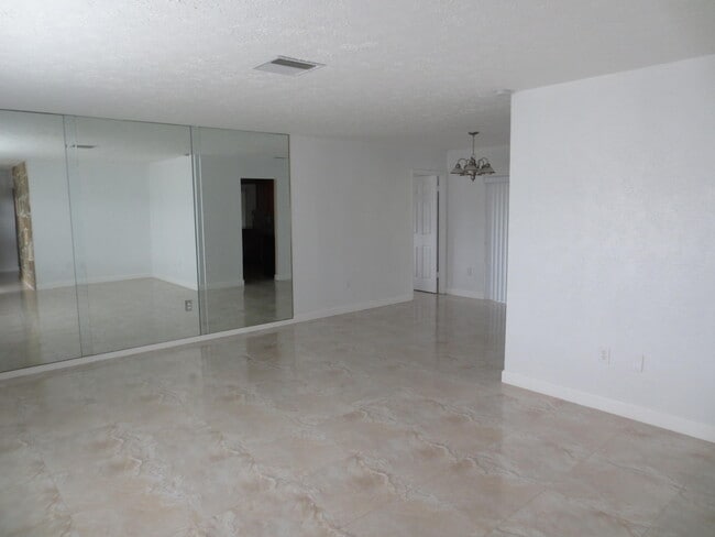 Building Photo - 1283 Anhinga Dr