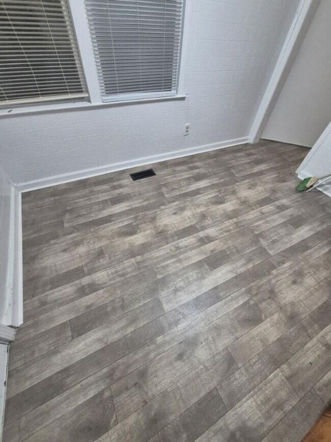 Building Photo - COZY CUTE & FRESHLY RENEWED 3 B.R. HOUSE!!