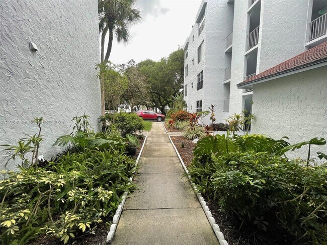 Building Photo - 9441 Live Oak Pl