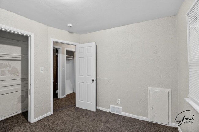 Building Photo - $1050 Charming 2 Bed Home