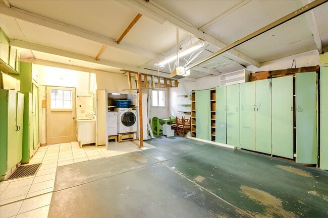 Building Photo - Fantastic 2-Bed, 2-Bath Townhouse with Pri...