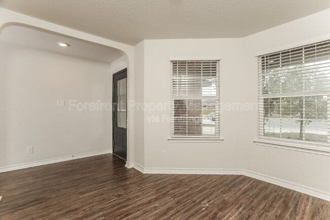 Building Photo - 2935 Thackery Groove