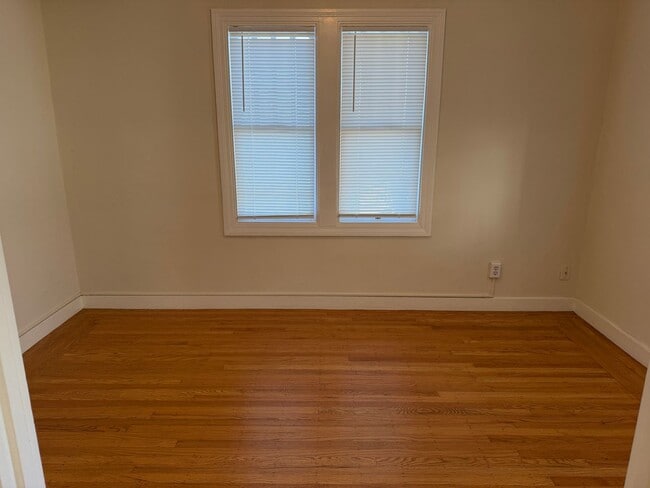 Building Photo - Beautiful Spanish townhouse with parking and in unit laundry!