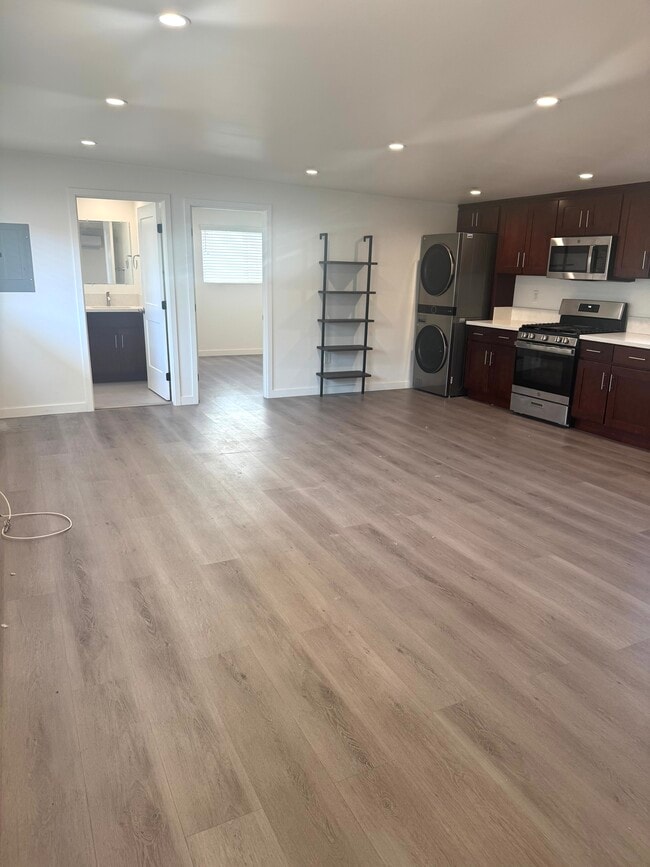 Building Photo - 332 Thompson Ave