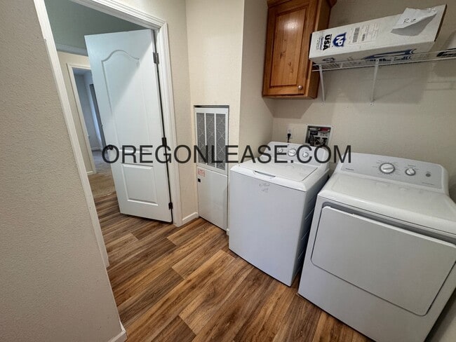 Building Photo - 3 bedroom 2 bath Veneta Home