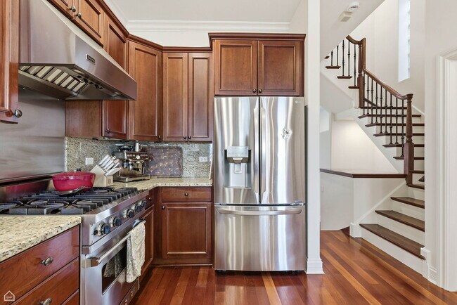 Building Photo - 952 N Racine Ave