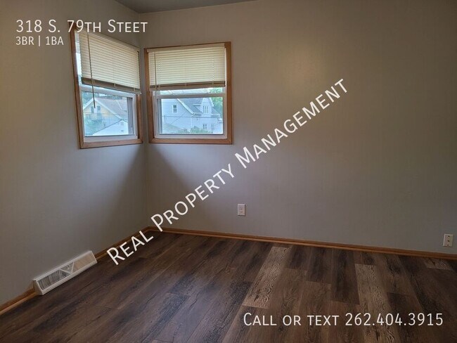 Building Photo - 318 S 79th St